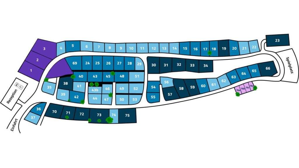 Lageplan eines Campingparks mit nummerierten Stellplätzen in verschiedenen Blautönen sowie Rezeption, Spielplatz und sanitären Anlagen.
