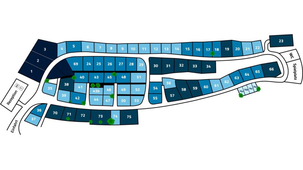 Lageplan eines Campingparks mit nummerierten Stellplätzen in verschiedenen Blautönen sowie Rezeption, Spielplatz und sanitären Anlagen.